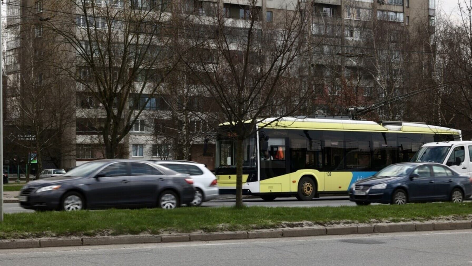 Тролейбус і автомобілі їдуть по вулиці Стрийській / фото: ЛМР