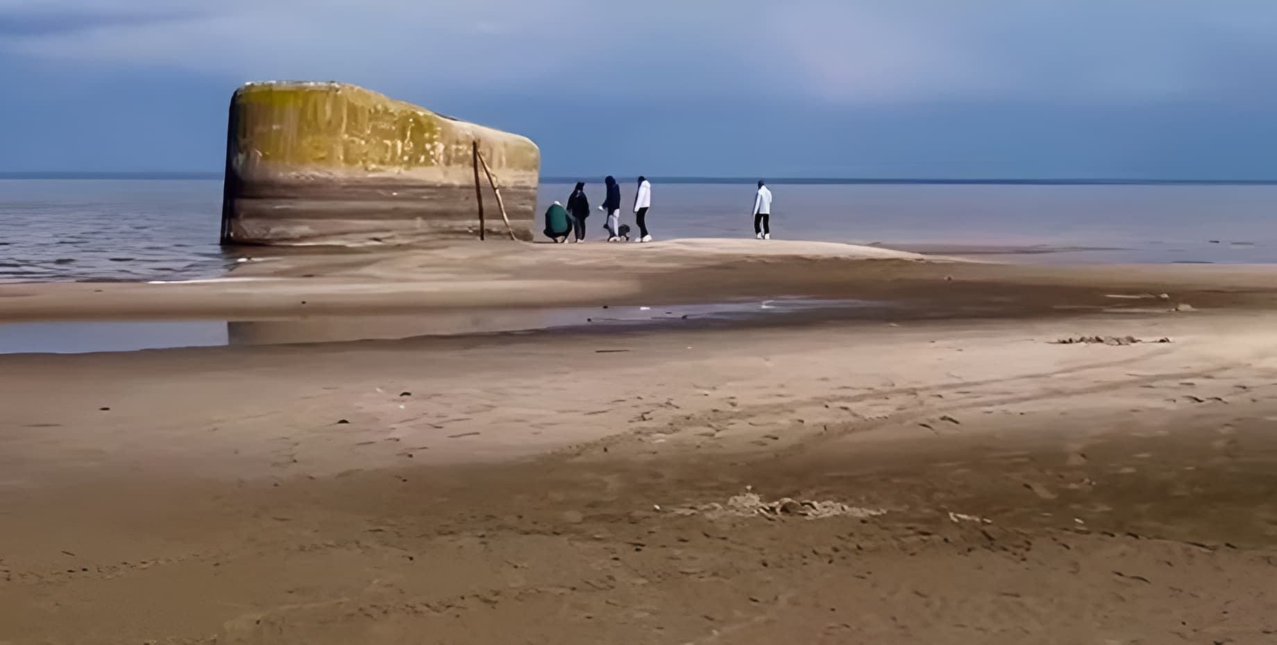 ДОТ №581 у Лютежі, був затоплений Київським водосховищем, тепер до нього можна дійти пішки. Фото: Скриншот
