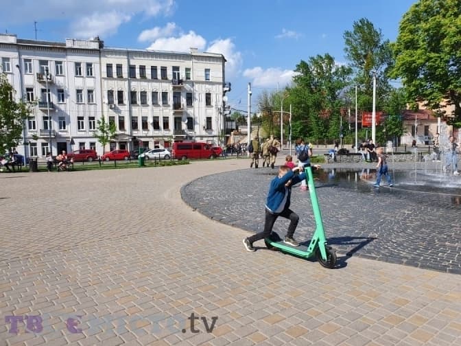 У Львові дозволили їздити тротуарами на електросамокатах, але не швидше 5 км на годину