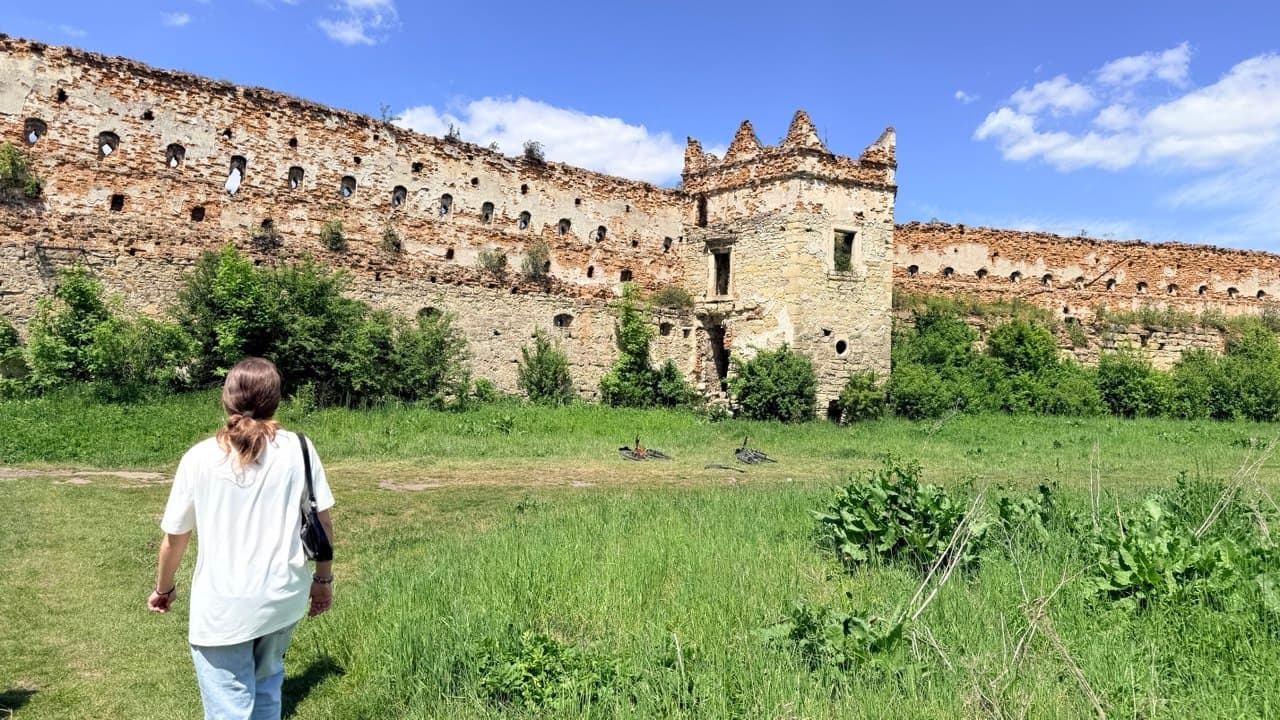 Замок у Старому Селі невпинно руйнується