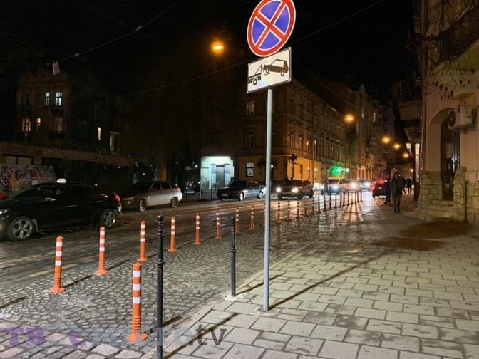 На початку вулиці Богдана Хмельницького у Львові встановили гумові делініатори