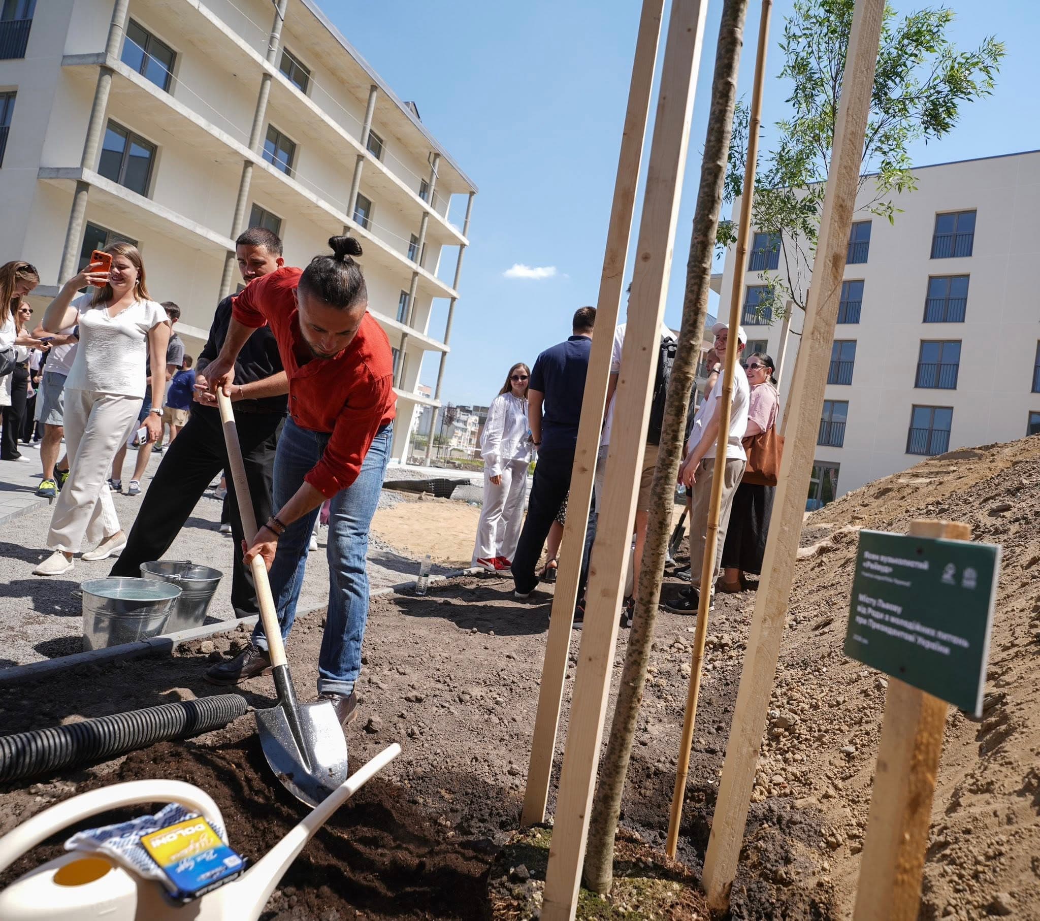 Тарас Тополя взяв участь в облаштуванні благоустрою соціального житла для молоді у Львові / фото зі сторінки співака