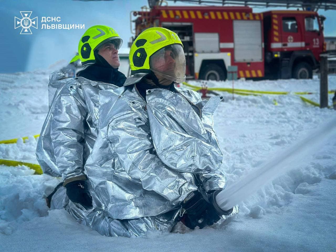 Гасіння пожежі після російської атаки на Львівщині 27 січня / Фото: ДСНС