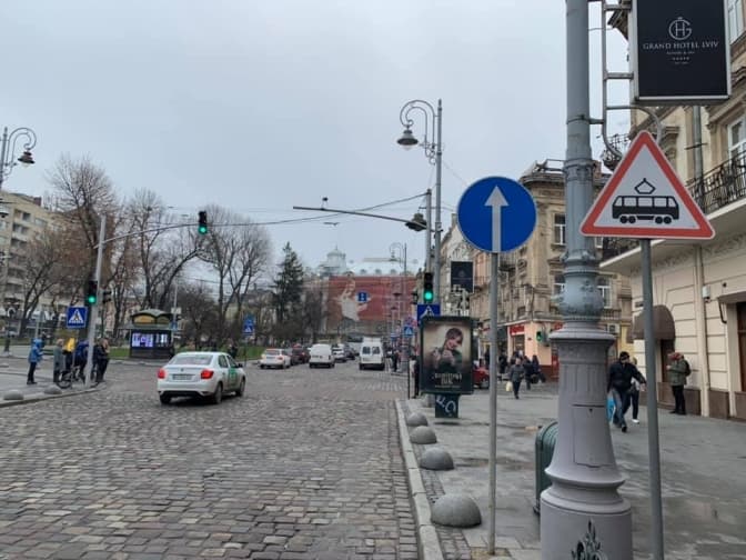 На перехресті Свободи – Дорошенка з’явився новий знак. Чи реорганізували рух