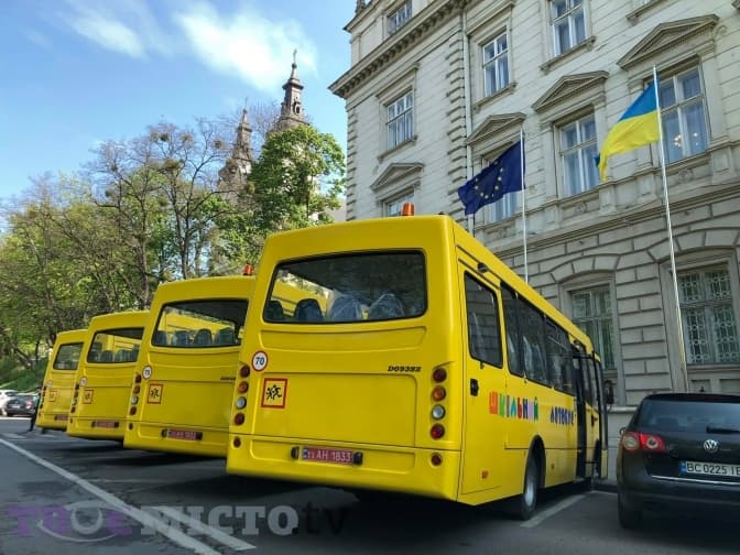 Районам і ОТГ Львівщини передали 54 нових «школярики». Фото