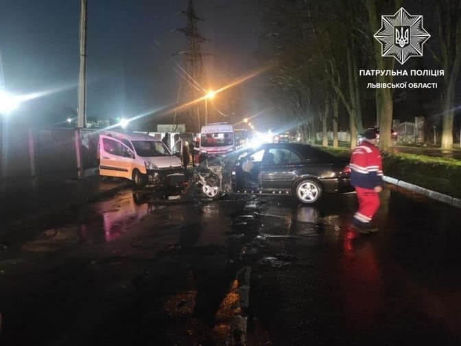На вулиці Шевченка у Львові трапилася ДТП. Є потерпілі, рух перекритий