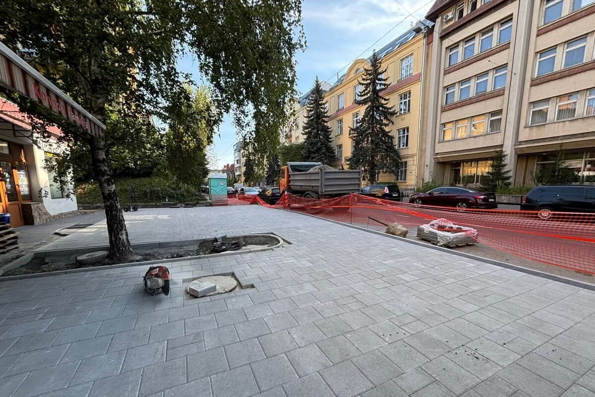 Оновлення бруківки на вул. Чупринки / фото: ЛМР