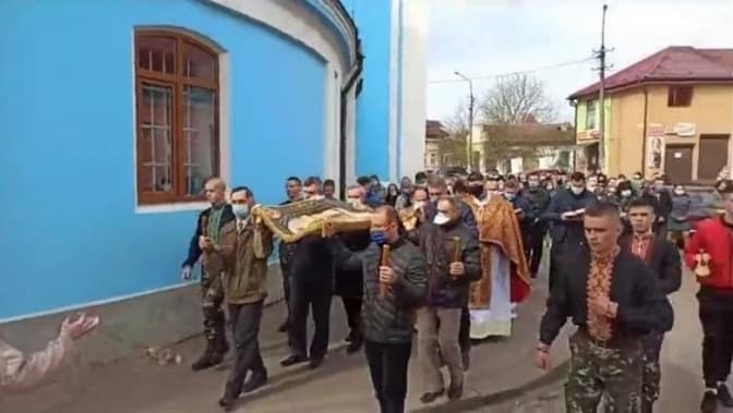 У Самборі парафіяни влаштували масову ходу. Поліція відкрила кримінальне провадження