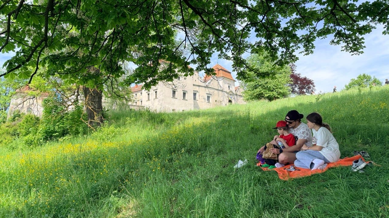 Мальовничі схили біля замку - чудове місце для пікніку