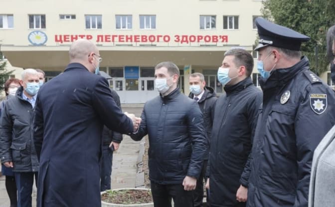 Шмигаль пообіцяв у Львові 165 мільйонів на ремонт реанімації у Центрі легеневого здоров'я