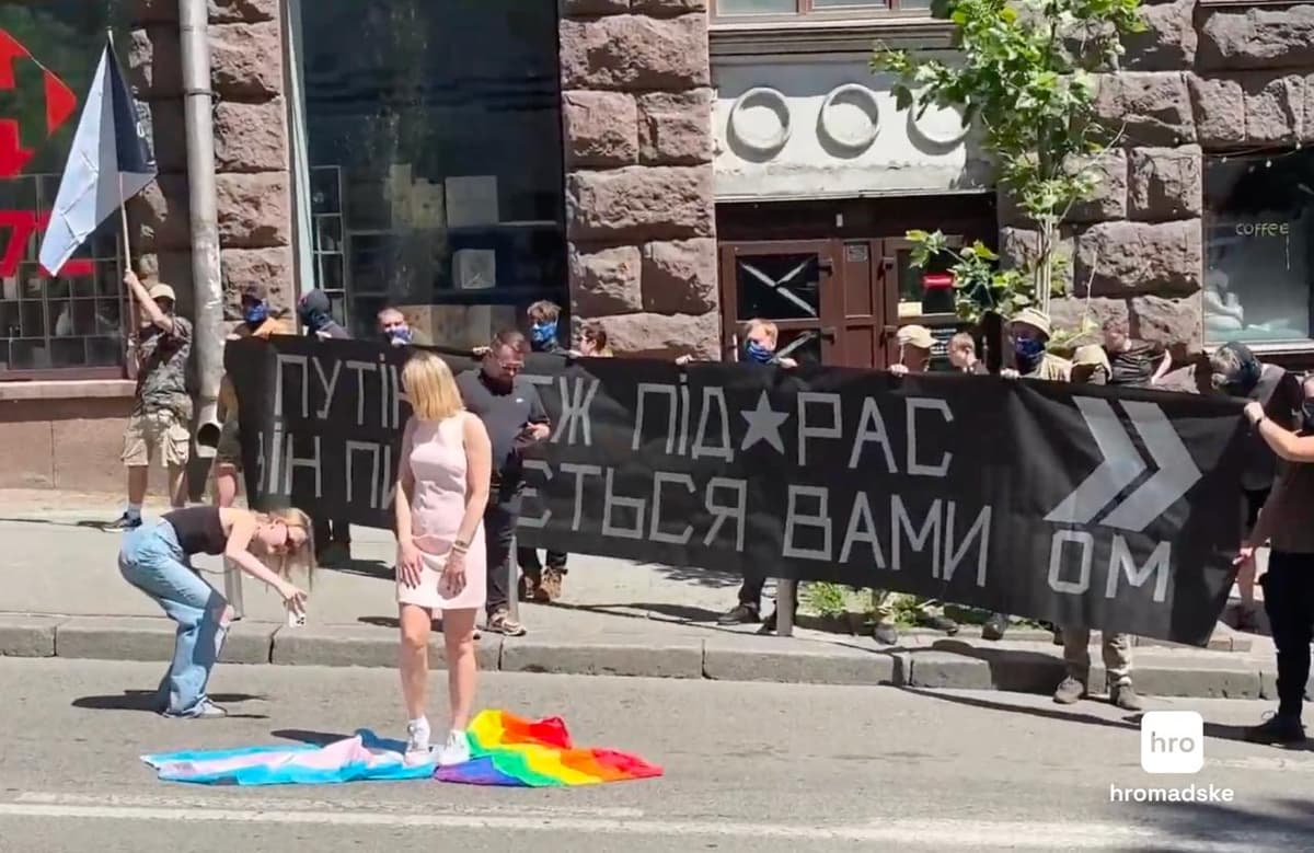 Б’юті-бар G × KYIV звільнив з роботи дівчину, яка топтала прапор ЛГБТІК+ на «КиївПрайді»