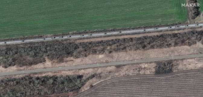 Супутник зафіксував 12-кілометрову колону ворожих військ на схід від Харкова