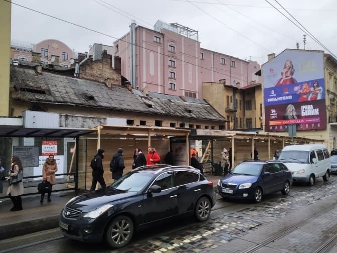 На Дорошенка у Львові через нове будівництво перегородили частину тротуару. Фото