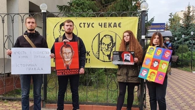 Суд заборонив розповсюдження книги Вахтанга Кіпіані про Стуса. Її все ще можна придбати