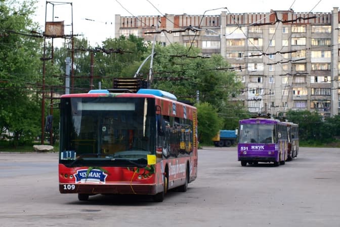 До львівських кладовищ курсуватиме більше транспорту