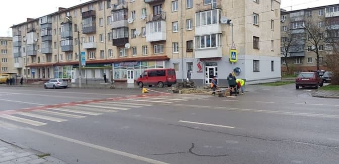 На Пасічній у Львові будують острівець безпеки. Фото