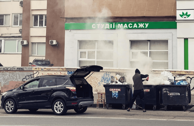 У Києві водій автівки загасив пожежу у сміттєбаку. У мережі відшукали небайдужого чоловіка