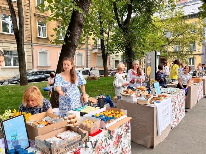 «Кримська випічка» та вироби ручної роботи. У Львові організували благодійний ярмарок