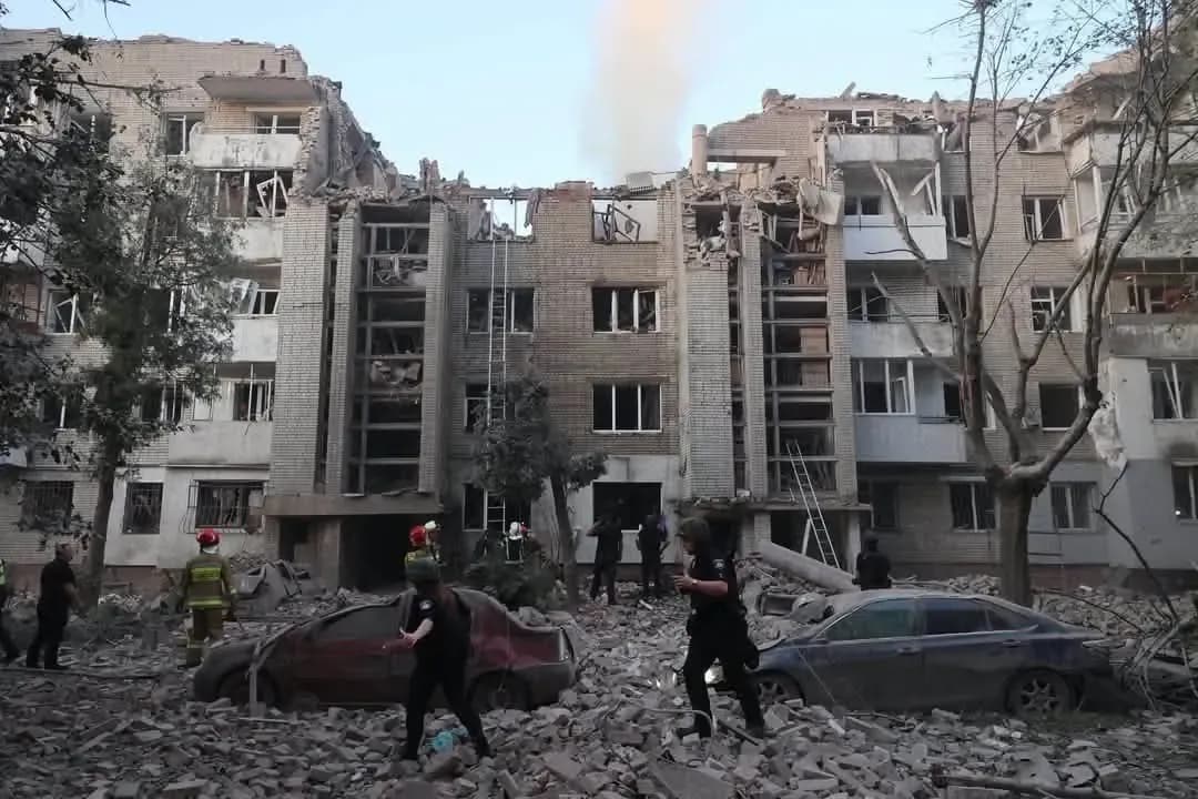 Під завалами у Львові знайшли тіло чоловіка. Оновлено