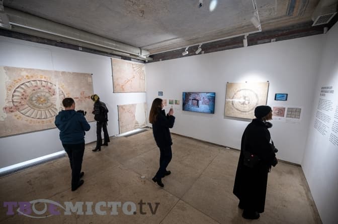 «Моя квартира скинула шкіру». У Львові відкрили виставку стінописів