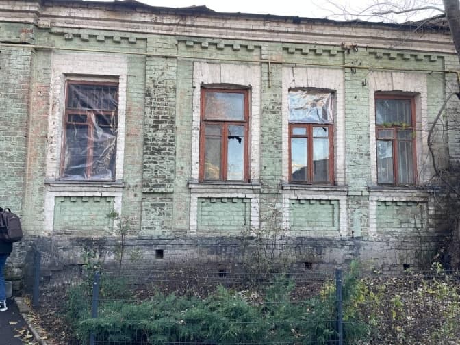 Активісти закрили плівкою пошкоджені пожежею вікна історичної будівлі на Подолі