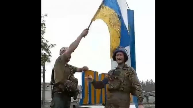 Єрмак опублікував відео, де військові розготрають прапор України на в'їзді у Лиман