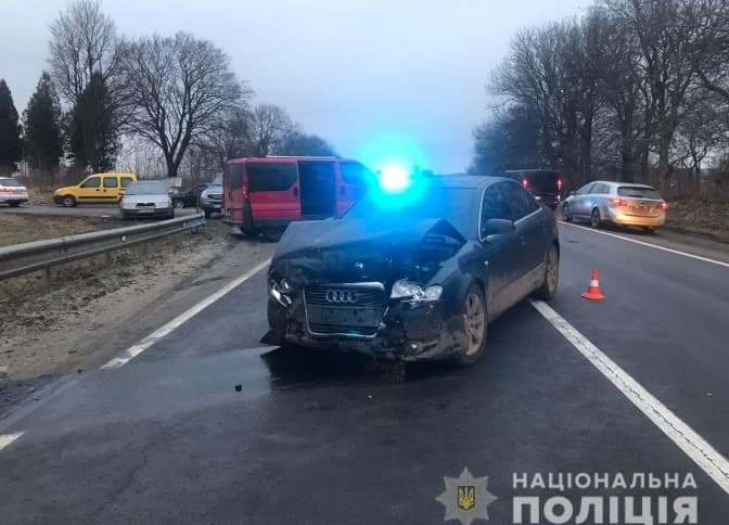 Поблизу Львова у ДТП постраждало троє людей, є ускладнення в русі