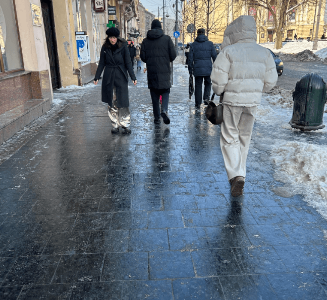 У Львові розглядають три рішення щодо слизької плитки в центрі, на яку скаржаться люди