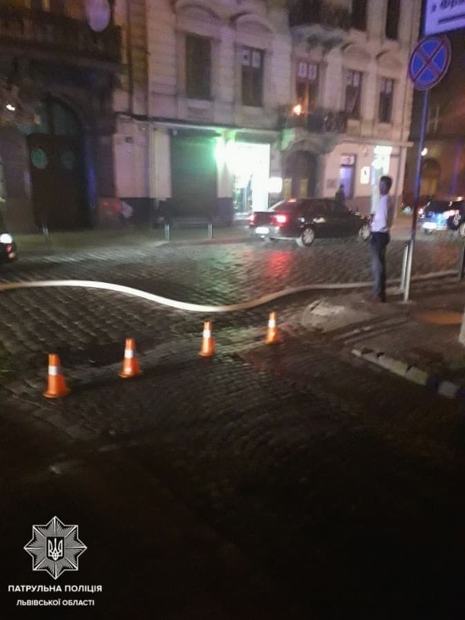 Через пожежу у підвалі будинку у центрі Львова перекрили рух транспорту