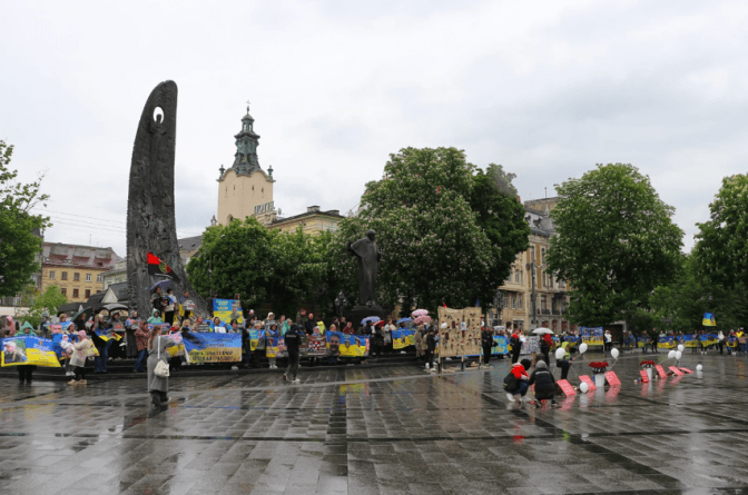 До Дня матері у Львові відбулась акція на підтримку полонених та зниклих безвісти військових