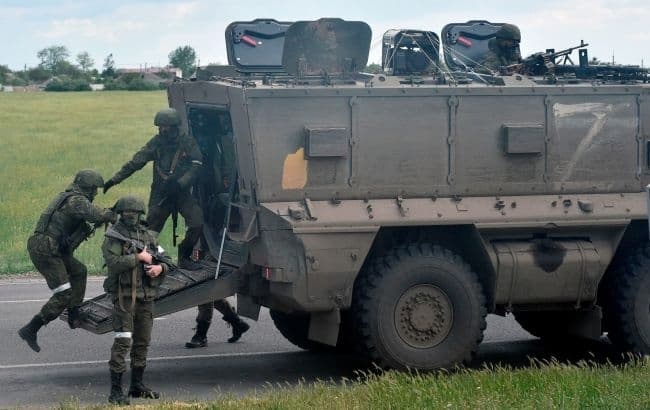 Росіяни готують оборонні позиції на Херсонщині та наступають на Донбасі, – Генштаб