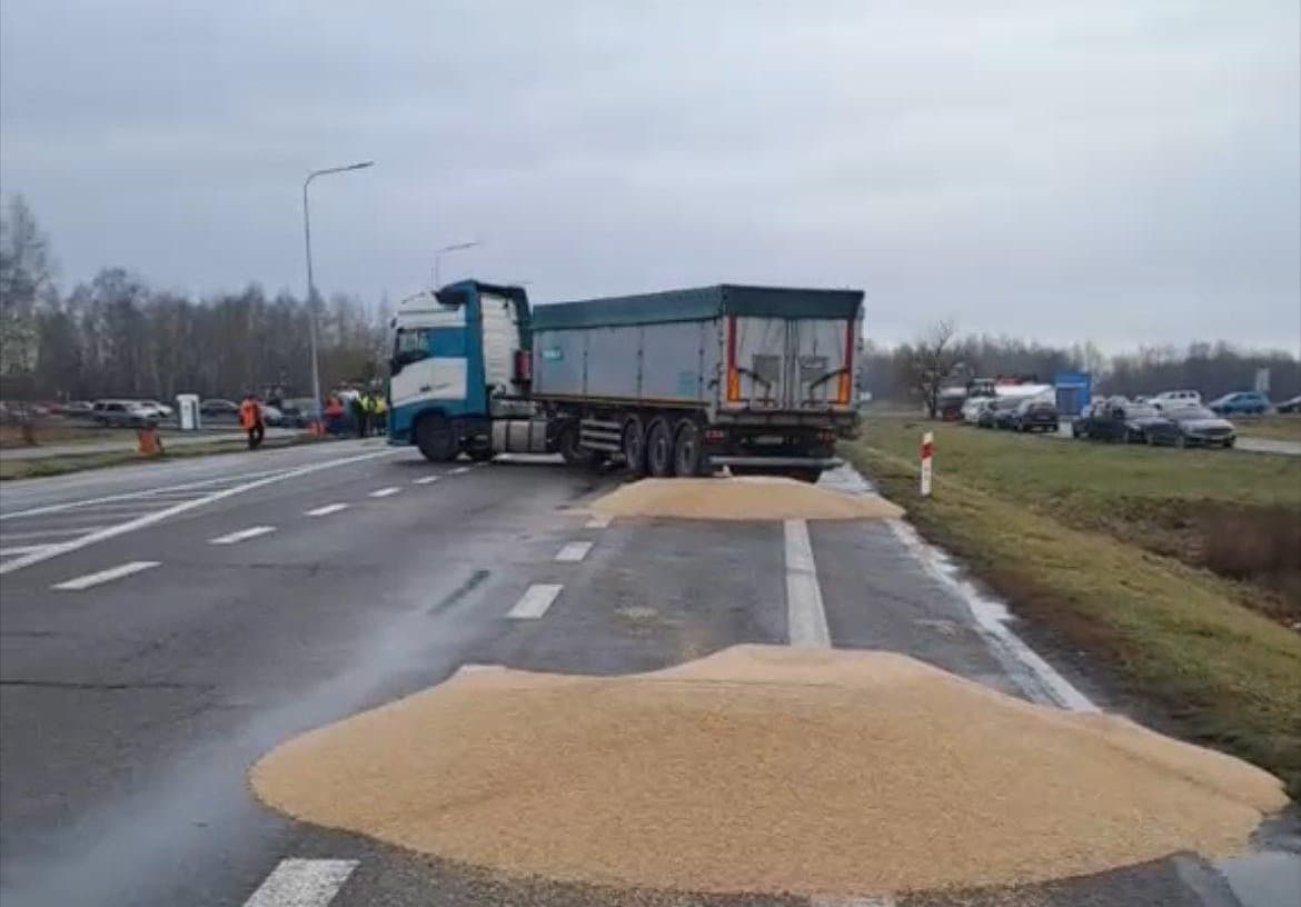 Польські фермери знову заблокували кордон. Що відомо та чому так сталося