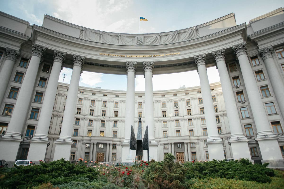 Восьмиметрова скульптура з'явилась біля будівлі МЗС у столиці: що вона символізує