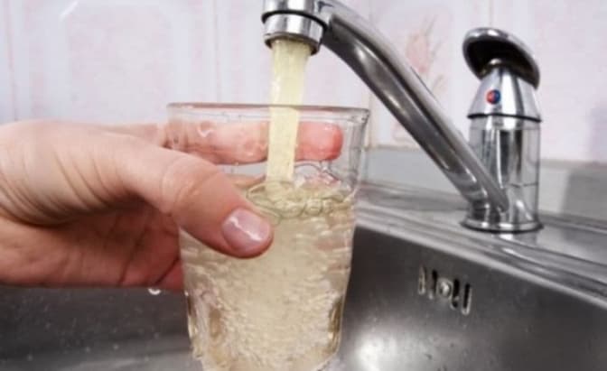 Жителів київської Оболоні попередили про промивку водопроводу. Користуватися водою буде небезпечно
