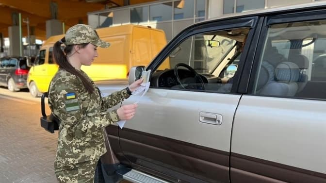 Хто з чоловіків під час воєнного стану зможе виїхати за кордон з 1 грудня. Пояснення