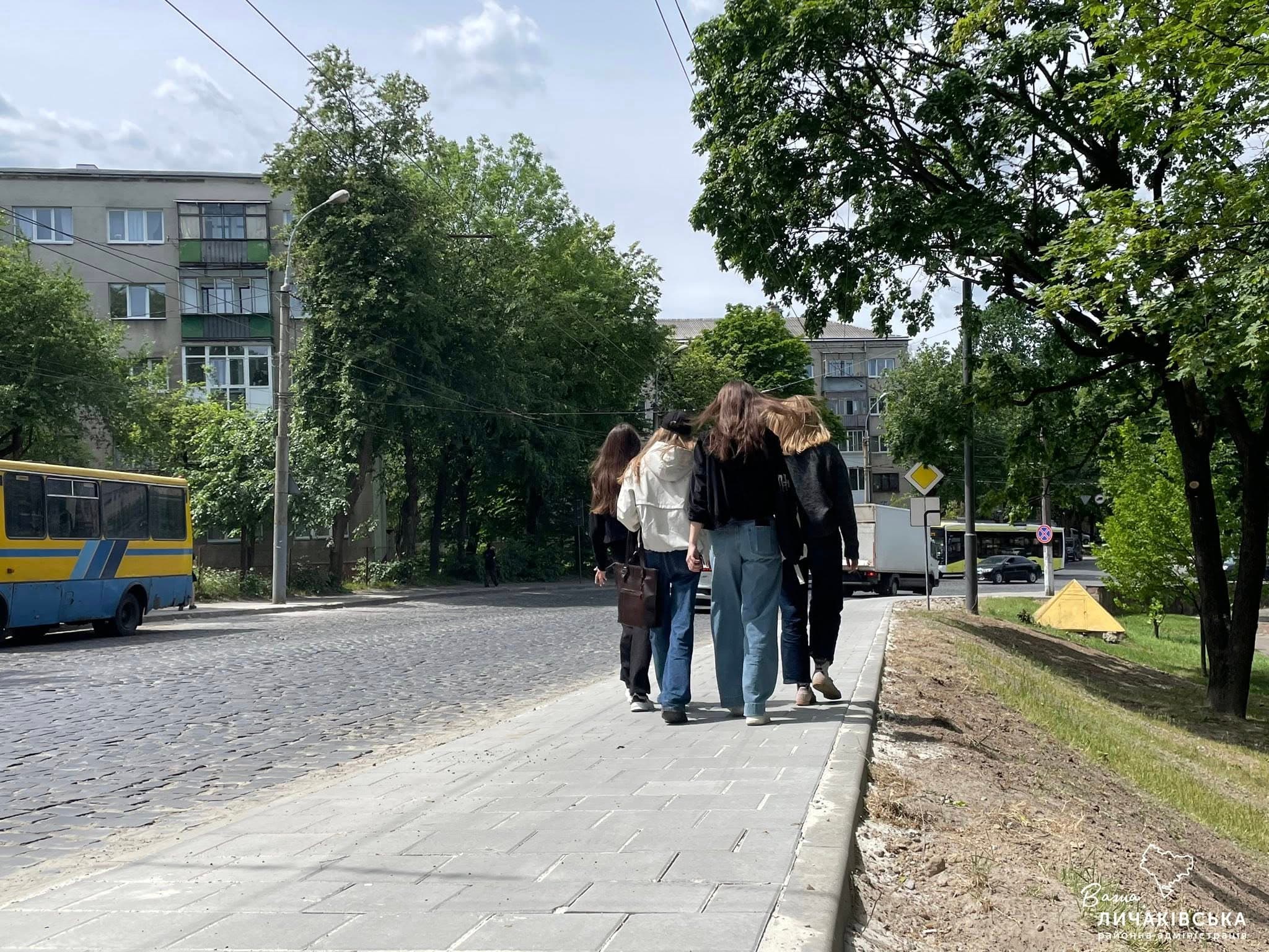 Новий тротуар біля скверу "Верхньозелений"