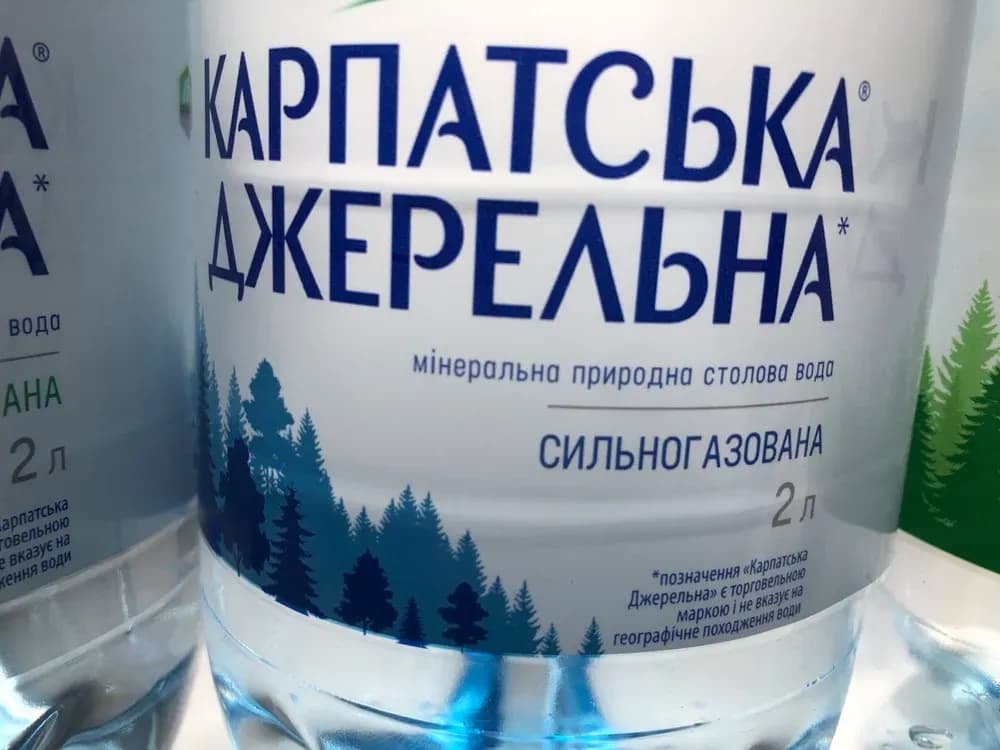 Нова етикетка води "Карпатська джерельна" (фото – Віра Касіян / LIGA.net)