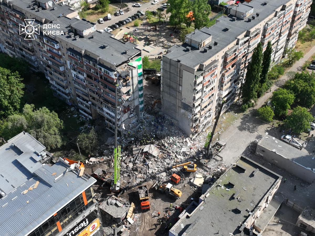 Кількість постраждалих у Києві зросла до 40 осіб, 2 загиблих: у Дарницькому районі під завалами шукають 14 людей