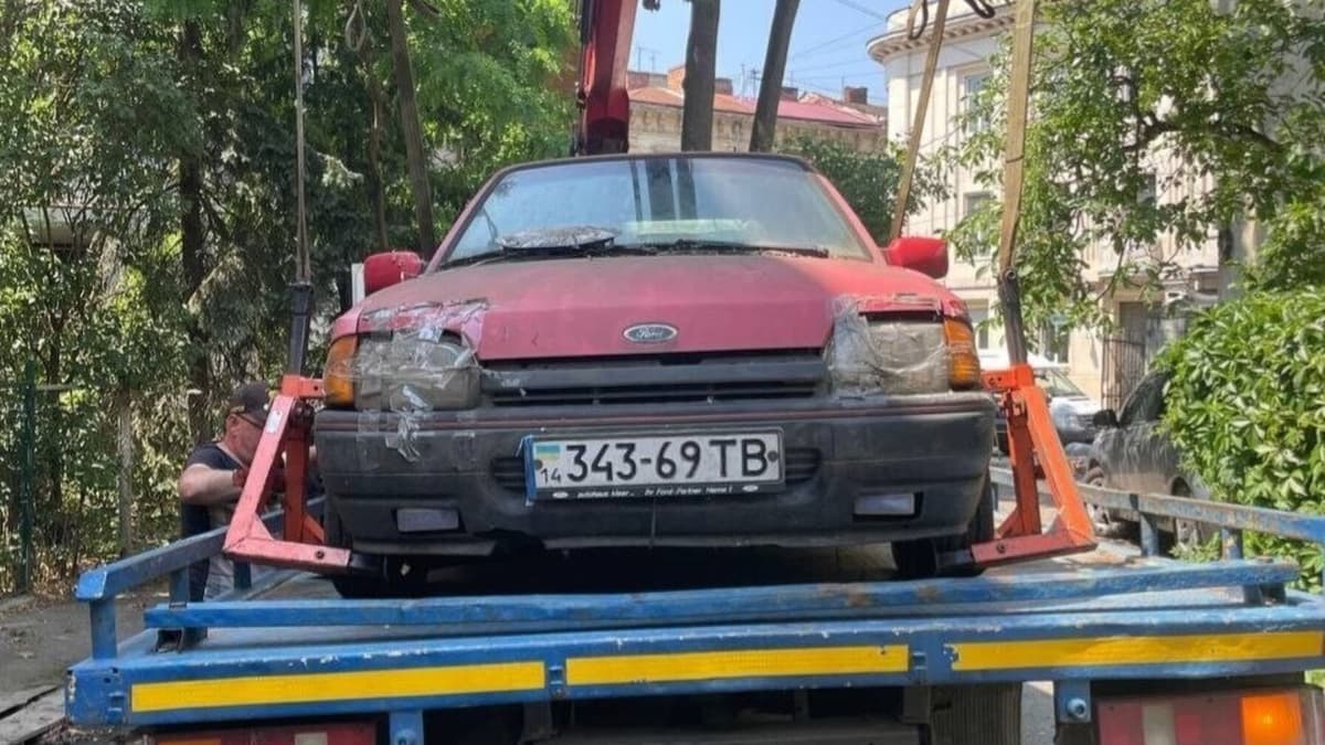 Стояли роками і заважали мешканцям: зі Львова вивезли вже 108 покинутих авто