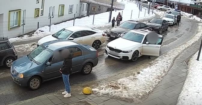 Лаявся на водія, який зупинився під час хвилини мовчання, та вимагав від’їхати: у Львові покарали порушника