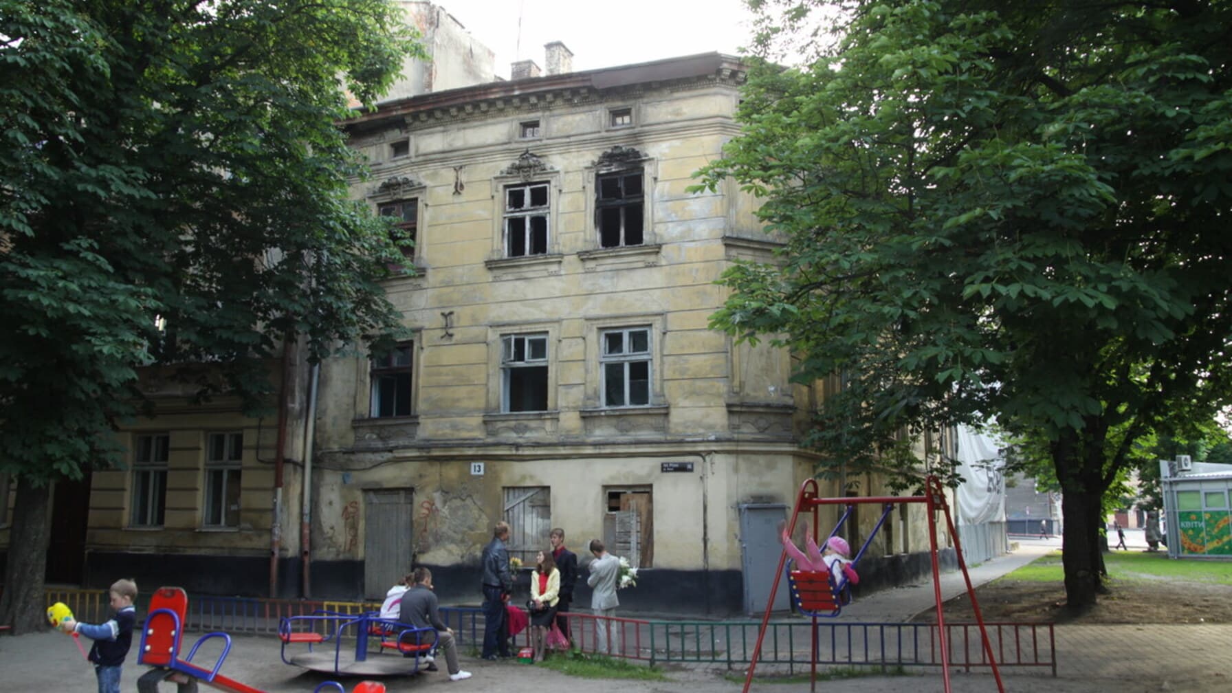 Триповерховий історичний будинок в аварійному стані без вікон, та з розбитими шибками / фото: ЛМР
