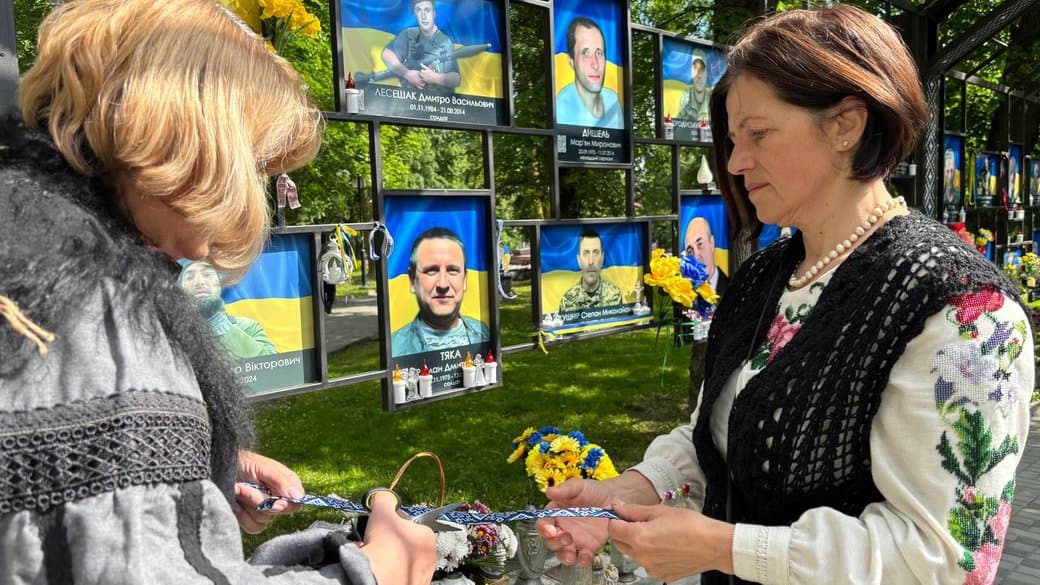 У двох містах Львівщини Алеї пам’яті Героїв прикрасили вишитими стрічками