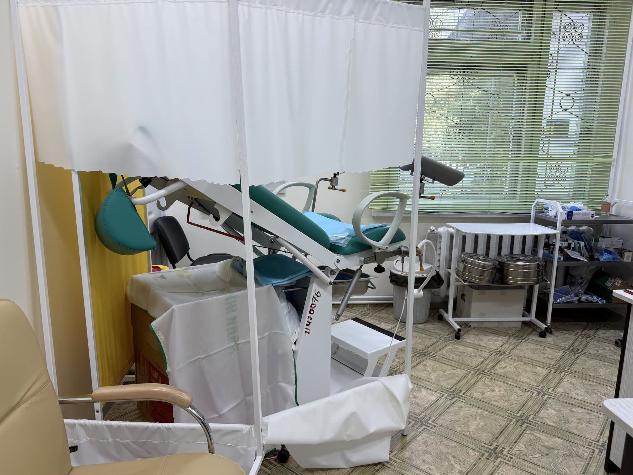 Зловмисники понищили майно у кількох відділенях Дрогобицької лікарні / фото медзакладу