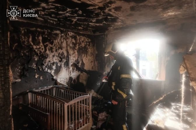 Рятувальник ДСНС гасив власну квартиру після російської атаки на Київ — Клименко