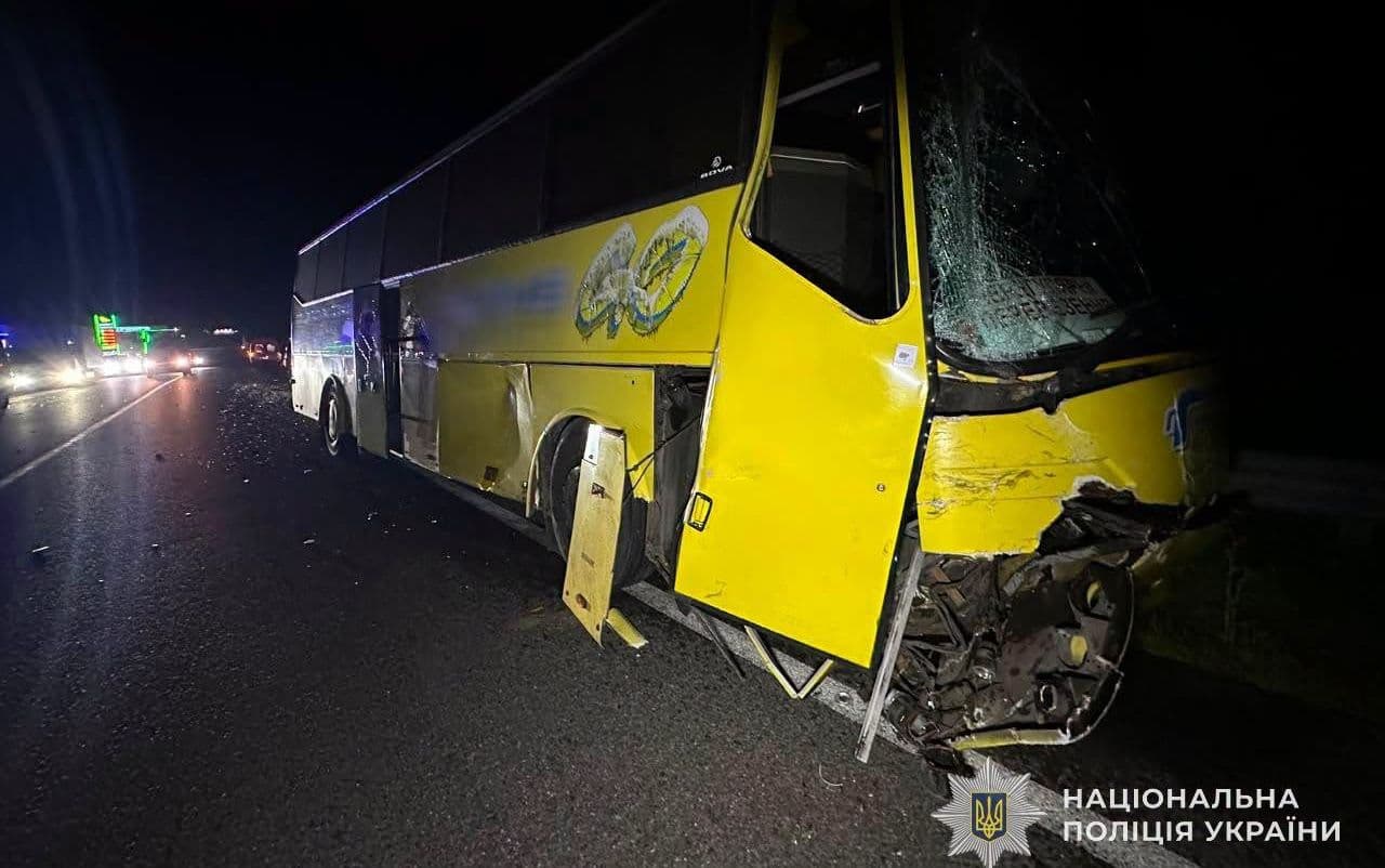 У зіткненні з автобусом на Львівщині постраждала сім'я з дитиною