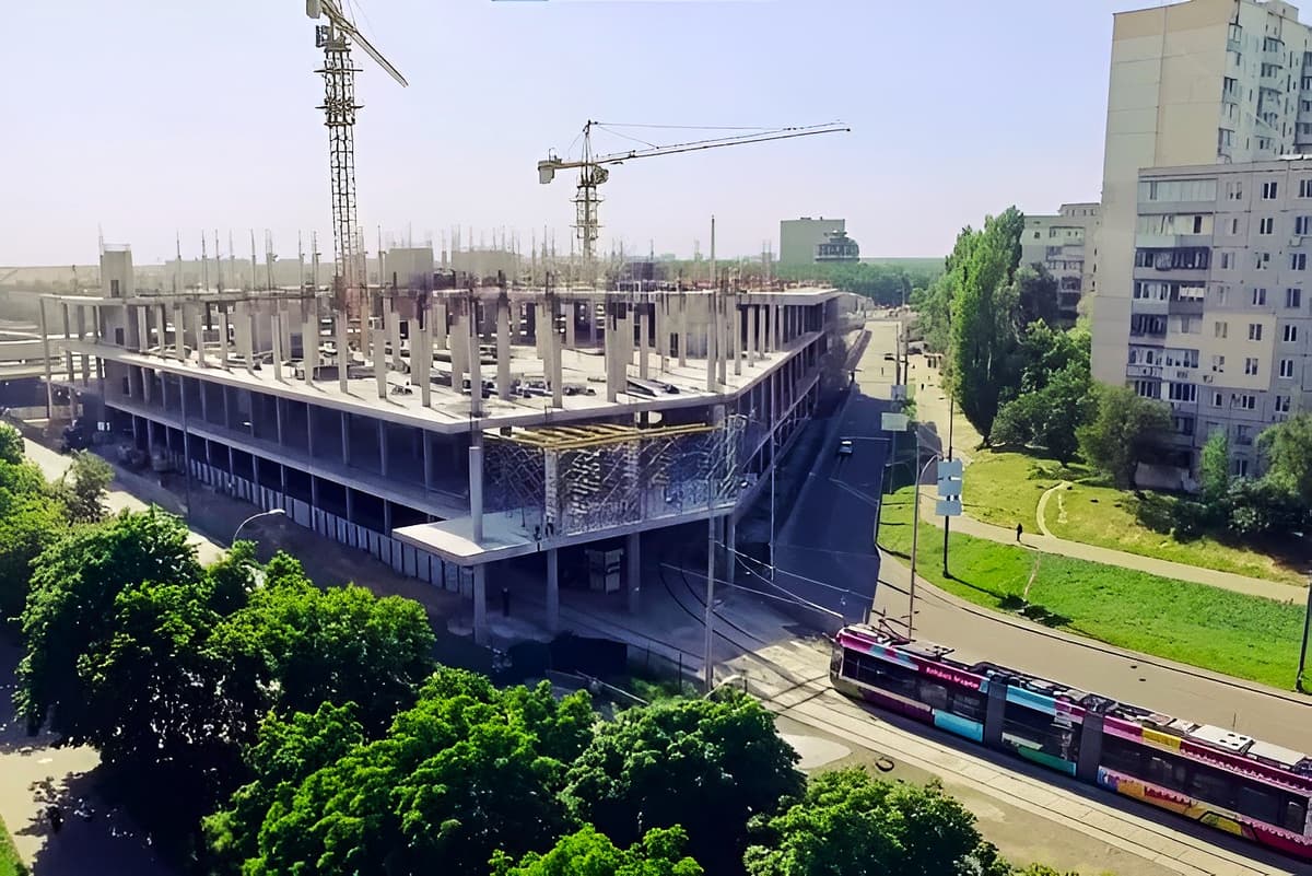 Колона прямо на дорозі: петиція про знесення ТРЦ «April City» в Києві набрала 6 тисяч голосів