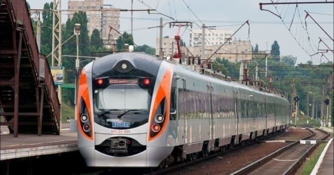 «Львівська залізниця» попередила про зміни розкладу руху приміських потягів