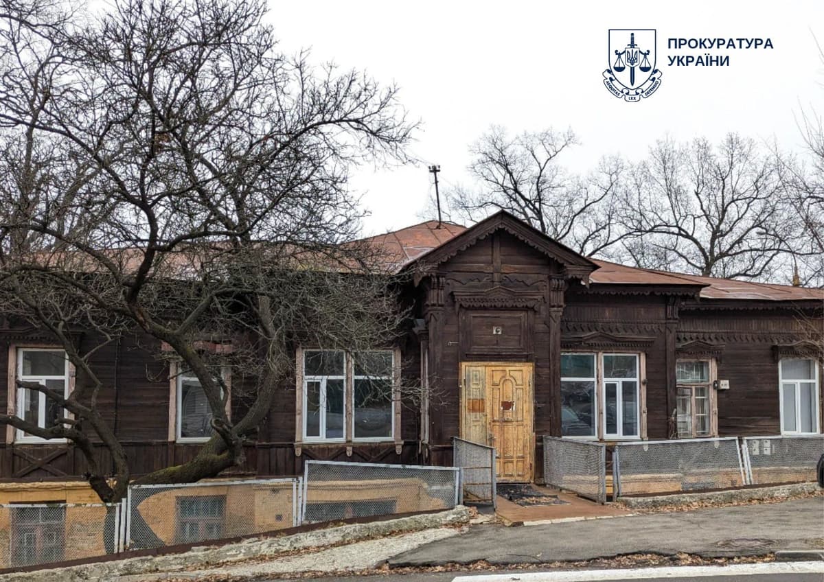 У Києві занепадає унікальний дерев'яний будинок XIX століття: справа дійшла до суду