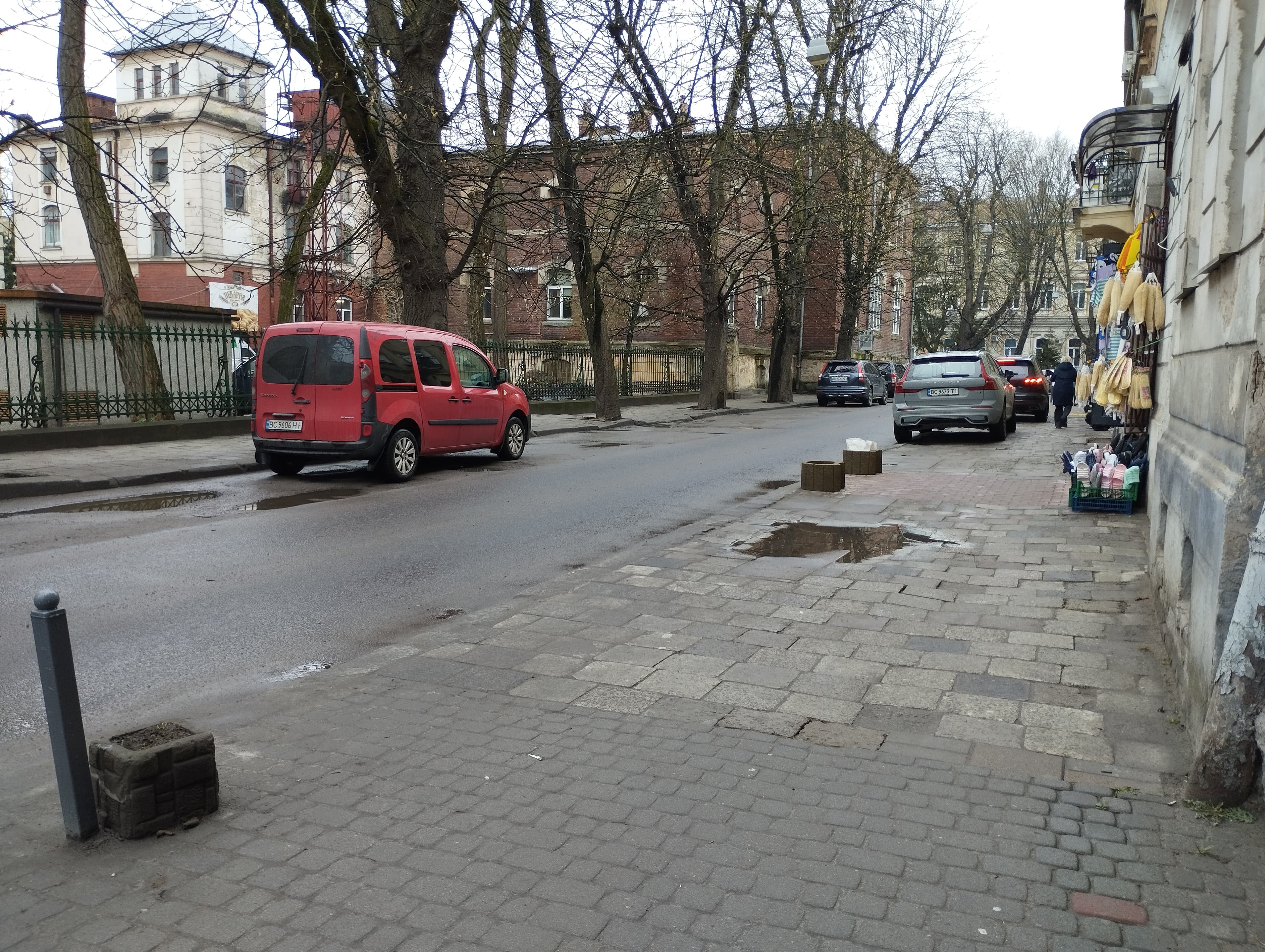 Стан тротуарів на вул. Руфа / Фото: Твоє місто