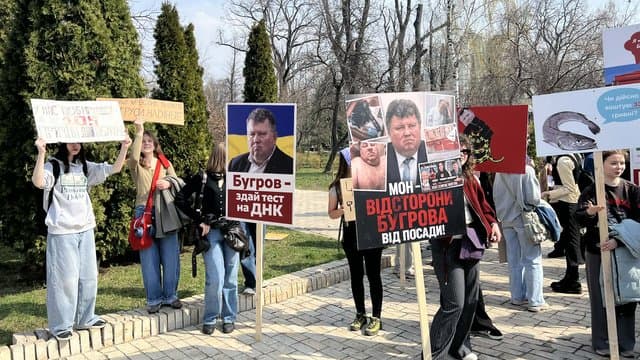 «КНУ — не бордель, 105-та – не готель»: під Червоним корпусом студенти вимагають відсторонення ректора Бугрова